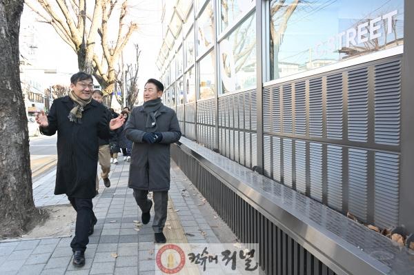 첨부-2 가능동 걷고 싶은 조성사업 현장을 둘러보고 있는 김동근 의정부시장.jpg