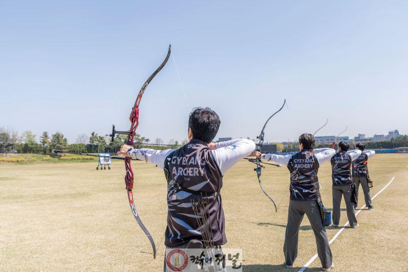 2026 계양구청 양궁팀_과녁을 향해 일제히 당겨진 활시위.jpg