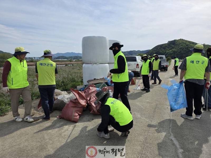 예산정수장 상수원보호구역 일원 환경정비 활동 (2).jpg