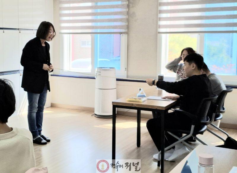 10.장애인주간보호센터 성인권교육 진행 모습.jpg