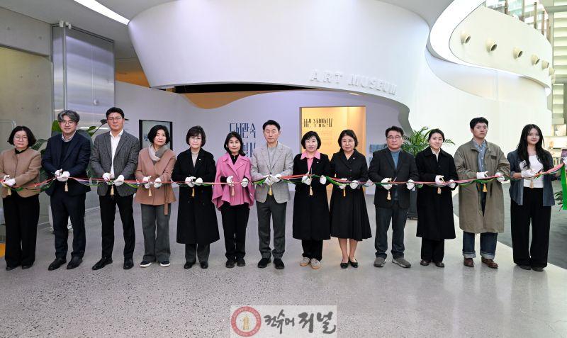 첨부2_의정부미술도서관 전시 개막식에 참석한 김근 의정부시장.JPG