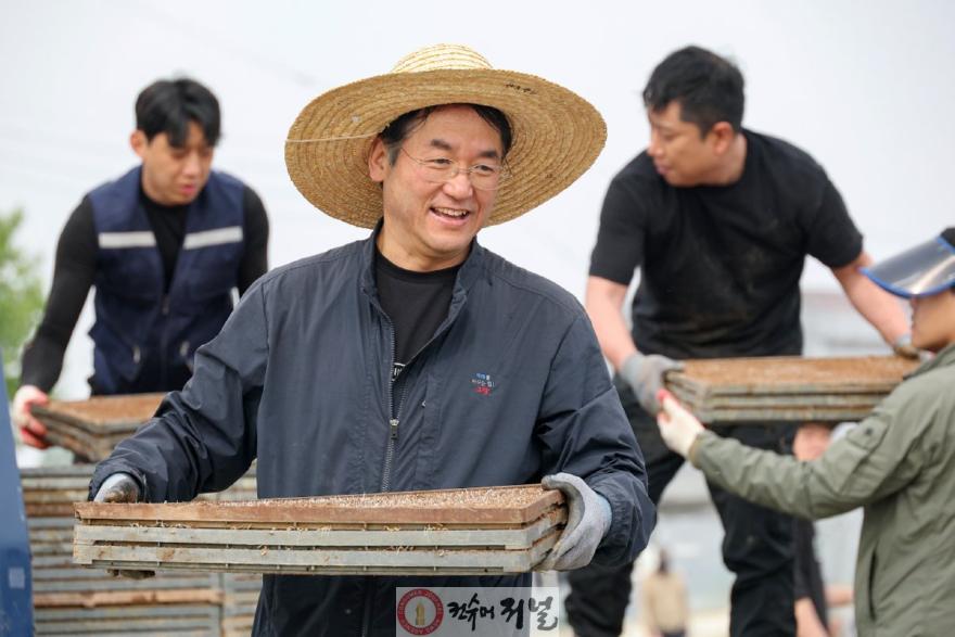 1-1. 이동환 고양시장, 가와지 모판나르기 동참.jpg