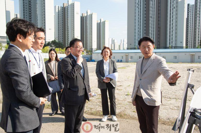 첨부2_고산 아이돌봄시설 클러스터 현장을 점검하는 김동근 의정부시장.jpg