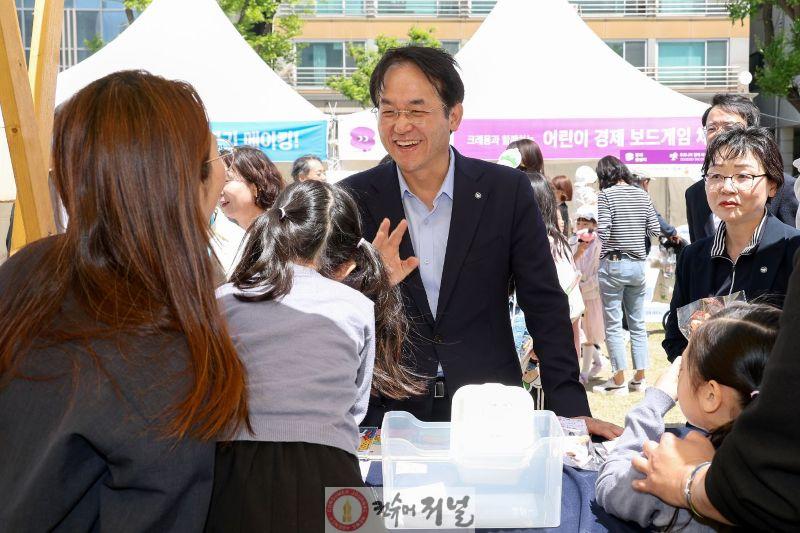 1-1. 이동환 고양시장 ‘고양어린이박물관 10주년 맞이 어린이날 축제’ 방문.jpg