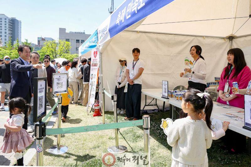 1-4. 이동환 고양시장 ‘고양어린이박물관 10주년 맞이 어린이날 축제’ 방문.jpg