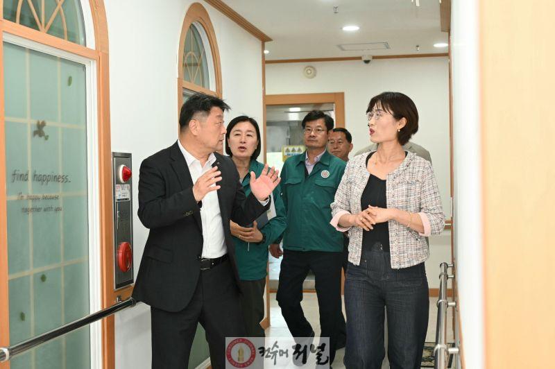 2.김택중 부군수 고유가 피해지원금 지급 현장 점검 모습 (2).jpg