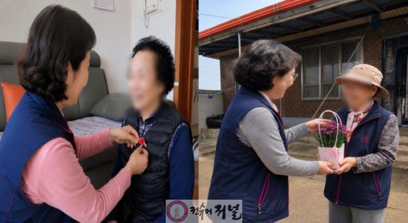 노인맞춤돌봄서비스 대상자 카네이션 전달 모습.jpg