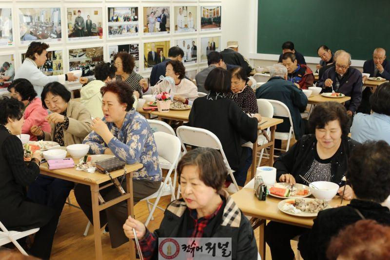 2._지난 8일 신천지 주안교회에서 어르신들이 준비된 식사를 하며 이야기를 나누고 있다.jpg