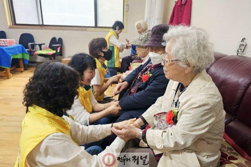 2_지난_12일_인천_부평구_한_경로당에서_신천지_자원봉사단_인천지부_봉사자들이_어르신들과_손마사지를_하고_있다_.jpg