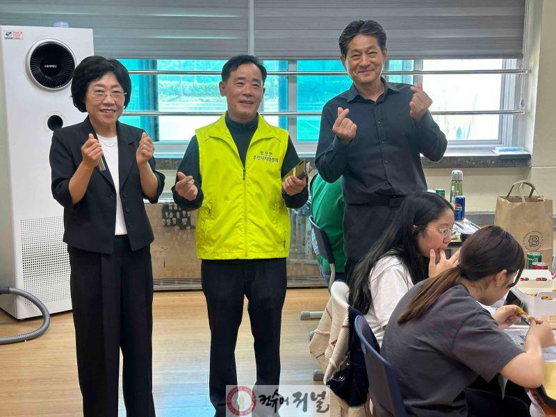 1.청산면 주민자치위원회, 청산중학교에 ‘사랑의 격려 간식’ 전달1.jpg