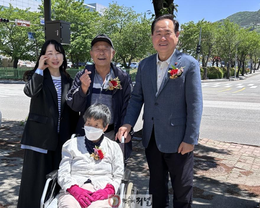 4.카네이션 전달 사진.jpg