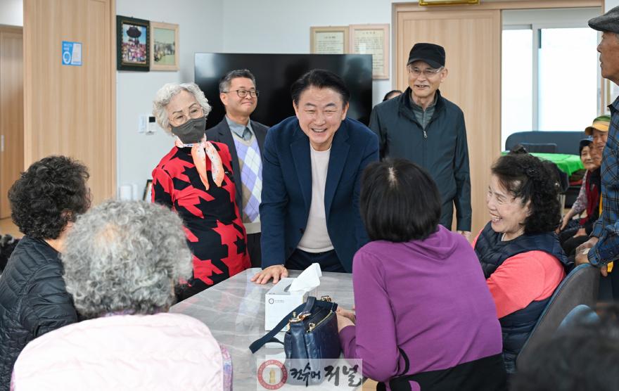 첨부2_장애인가족지원센터에 방문한 김동근 의정부시장.JPG