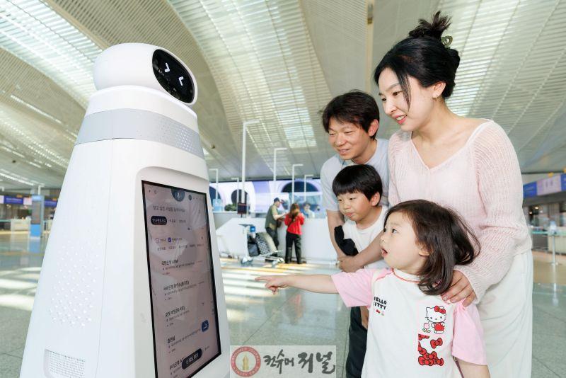 별첨1_안내순찰 로봇 이용사진.jpg