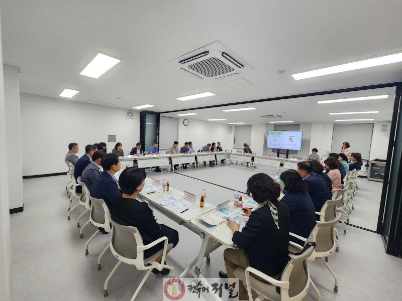 10.학교지원단 회의 사진.jpg
