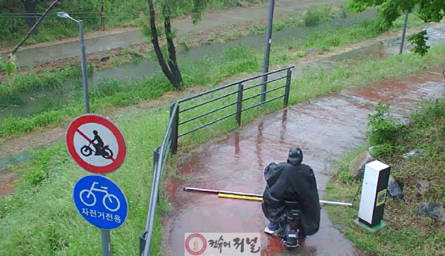보도자료2 강우에 따른 하천 차단 이후, 무단으로 차단 지역에 진입한 오토바이 운행자 모습.jpg