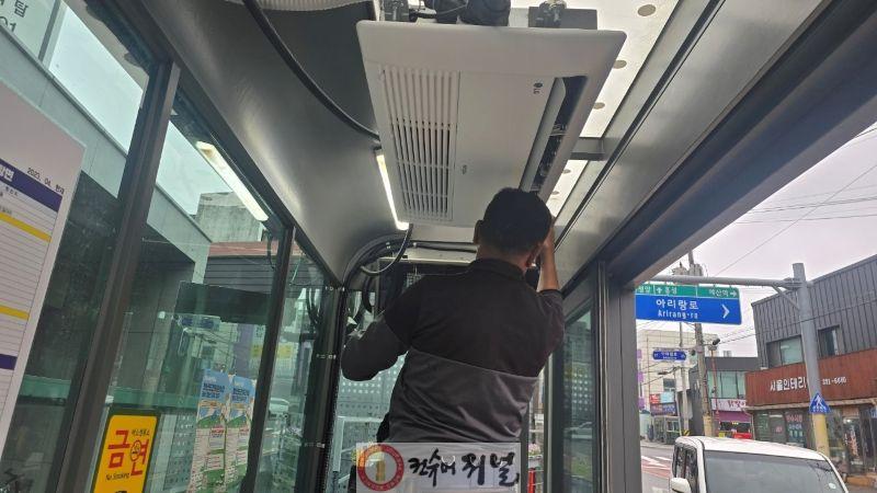 5.버스승강장 냉방기 필터 청소 사진.jpg
