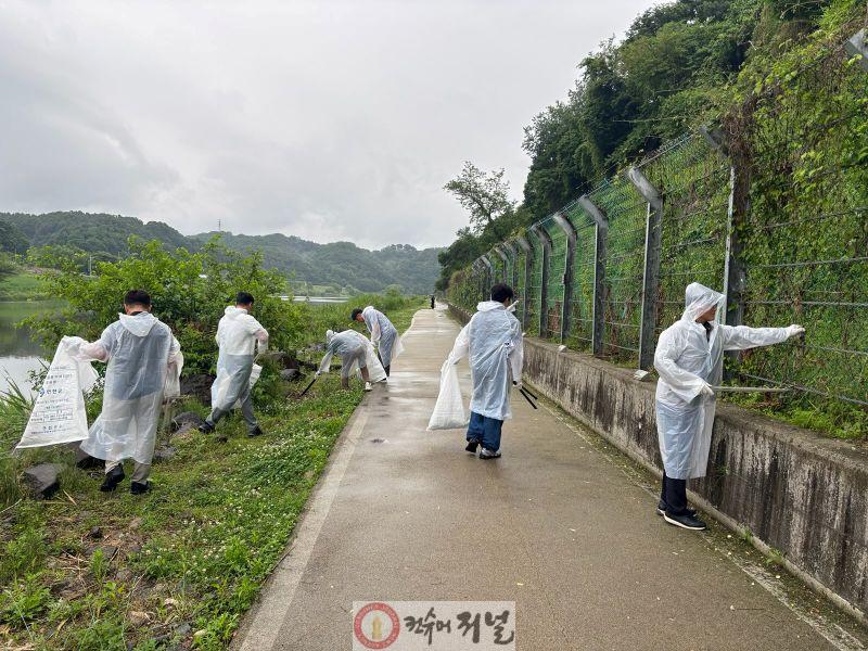 1.연천군, 행락철 대비 하천변 ‘플로깅’ 환경 정화 활동 펼쳐2.jpg