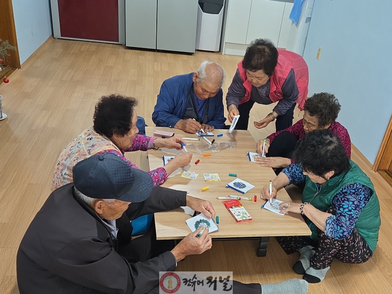 3.우리마을 돌봄데이 운영(패브릭 동전지갑 색칠하기)모습.png