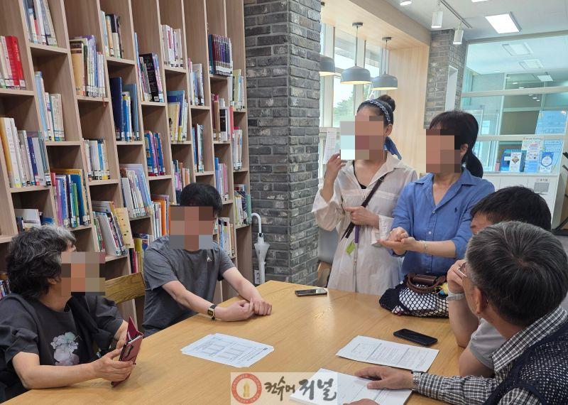 금촌2동 행정복지센터 사전투표소에서 시각 장애인 유권자들이 권리 침해에 대해 이야기를 나누고 있다. (파주자유로장애인자립생활센터 사진 제공).jpg