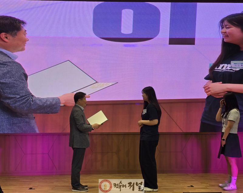 5.모범청소년 표창 수상 모습.jpg
