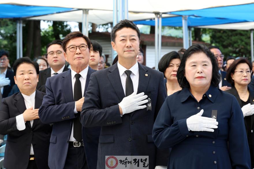 260606 김진경 의장, 제71회 현충일 추념식 참석...순국선열과 호국영령의 숭고한 희생 잊지 않겠습니다 (1).jpg
