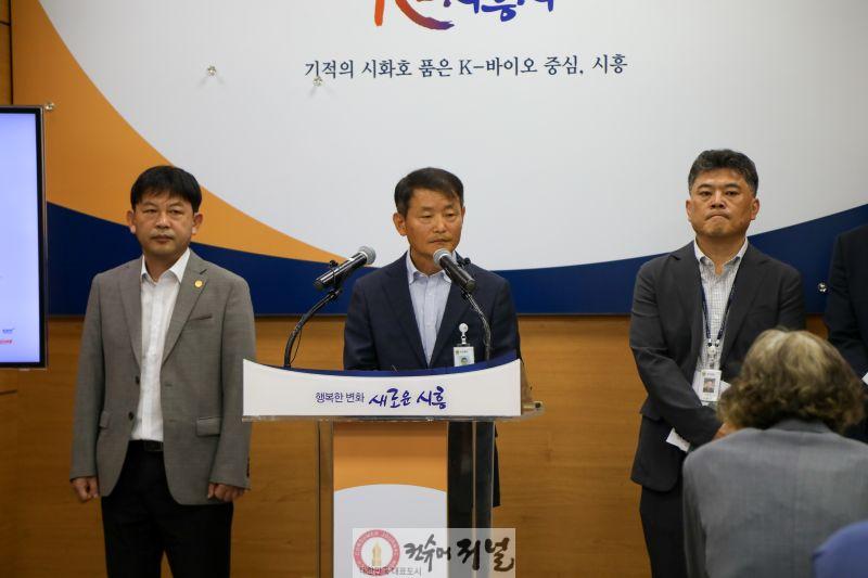 9일 시청 브리핑룸에서 김태우 문화체육관광국장이 국제서핑대회 개최 관련 브리핑을 하고 있다 (3).jpg