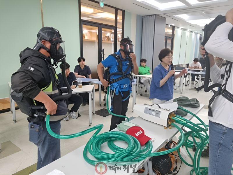 보도자료6 지난 6월 8일 시흥시청 별관 글로벌센터2 회의실에서 밀폐공간 작업 근로자 대상으로 긴급구조훈련 실습을 하고 있다.jpg