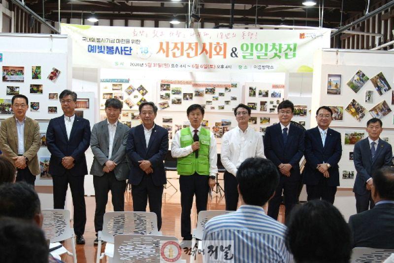 8.예빛봉사단 사진전시회 모습.jpg