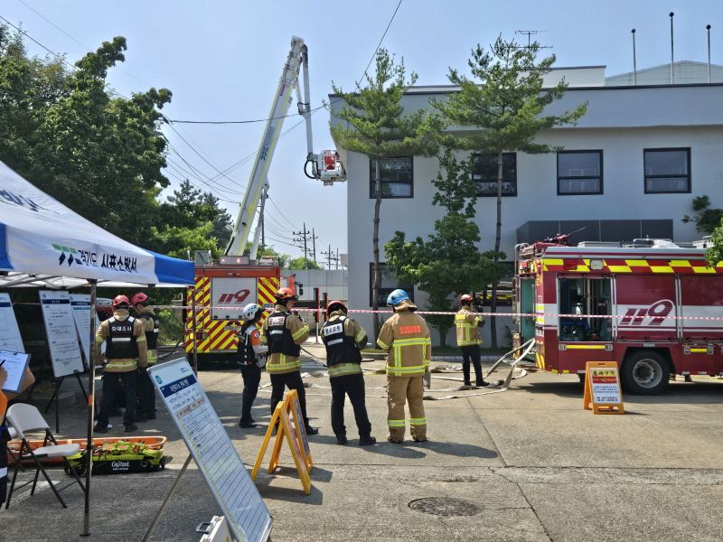 보도자료9-2 지난 6월 10일 시흥시와 시흥소방서가 대형화재 합동 훈련을 하고 있다.jpg