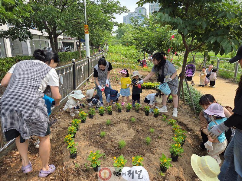 0611 계양3동 주민자치회, 어린이들과 함께 ‘여름맞이 산책로 꽃길’ 조성 (1).jpg