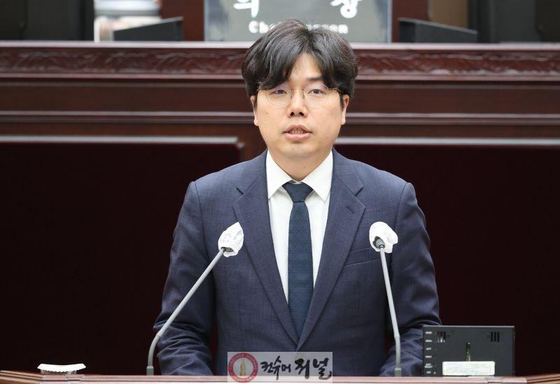 (사진)인천시의회 정종혁 의원, 청라연장선 전동차 납품 지연 질타.jpg
