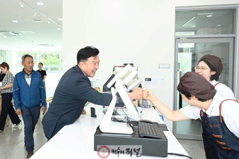 6.최재구 예산군수 예산앤유행복센터 ‘꼬마손공방카페’ 방문 모습 (2).JPG