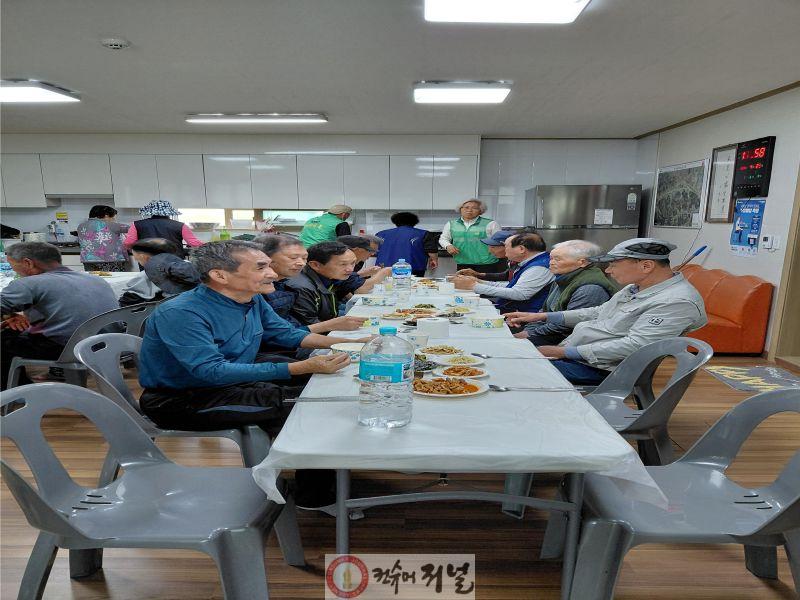 10.예산군 대술면 산정리 마을 어르신 30여 명이 지난 11일 농촌마을 공동급식 지원사업을 통해 함께 식사를 하고 있다.jpg