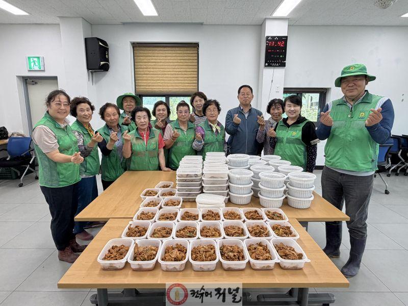 9.신양면 새마을협의회 반찬봉사 사진 (1).jpg