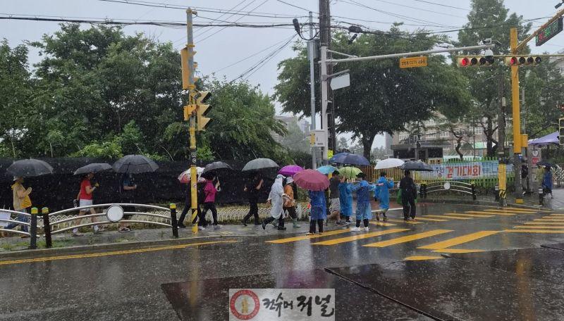 추가보도2 20일 신천 주민걷기대회에 참가한 주민들이 신천동 일원 마을안길을 걷고 있다.jpg
