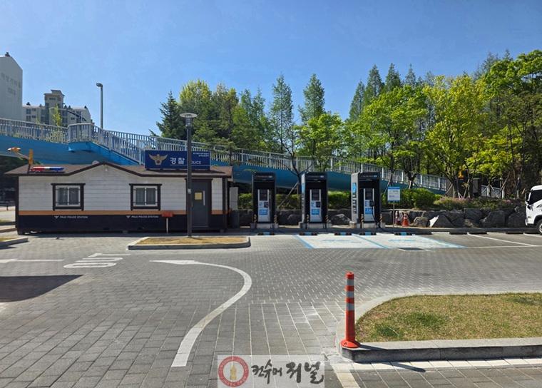 3. 파주 교하중앙공원 주차장, 순찰차 전용주차구획 설치로 ‘신속출동’ 기반 마련_교하중앙공원 주차장 경찰초소.jpg