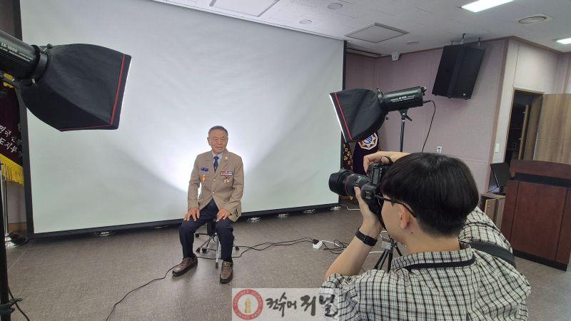 제72보병사단 관계자가 월남전 참전용사 장수사진을 촬영하고 있다.jpg