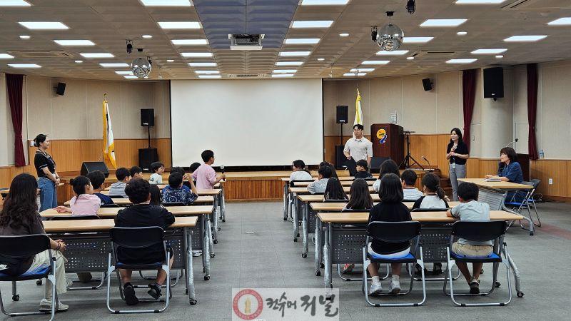 전곡초등학교 3학년 1반 나눔장터 수익금 기탁식(사진2).jpg