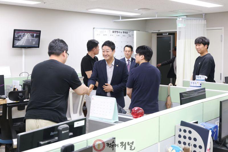 260630 김진경 의장, 임기 마지막 날 직원들 손 맞잡고 아름다운 마무리1.jpg