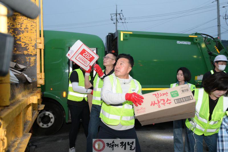 최재구 예산군수 예산시장 거리 청소 모습 (3).JPG