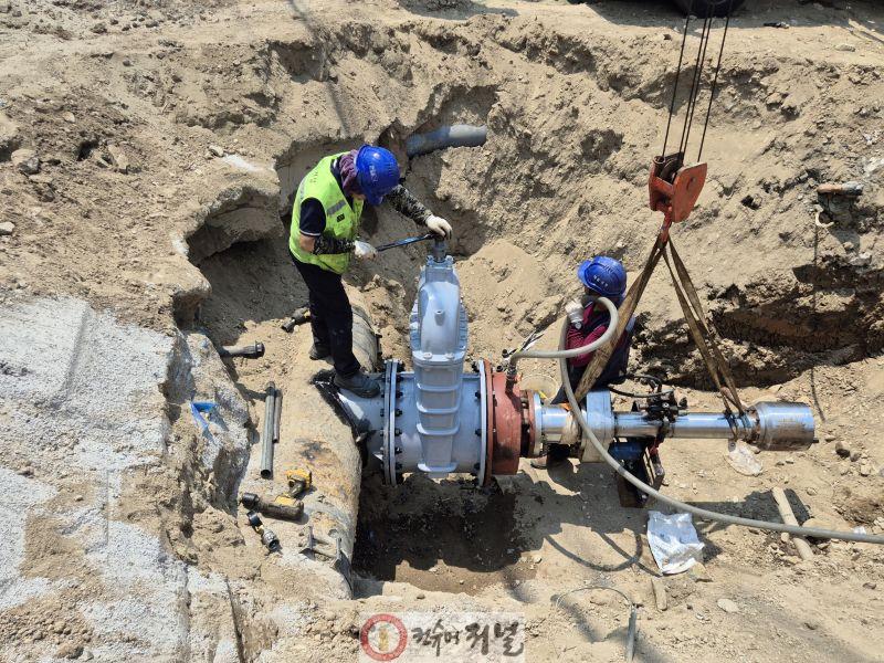 5.송수관 연결공사 연계 누수사고 복구훈련 모습.jpg