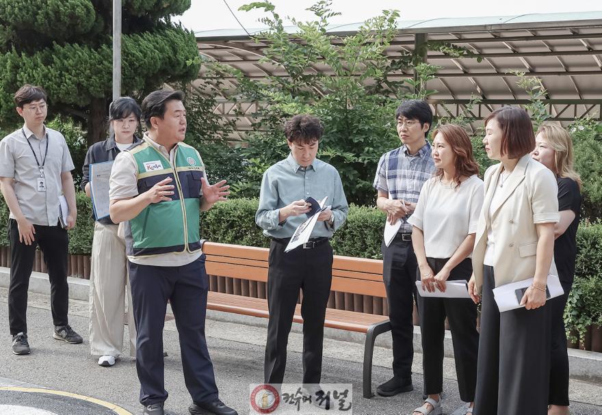 민선9기 취임 후 첫 현장 행정에 나선 임병택 시장이 2일 신천동, 은행동을 찾아 통학로 현장 안전점검을 하며 주민들과 대화하고 있다 (4).jpg