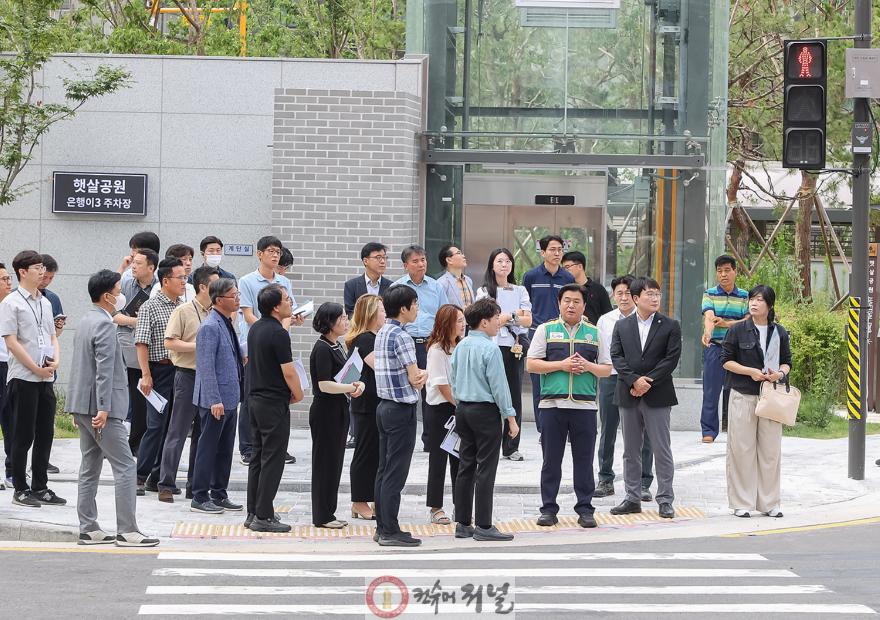 민선9기 취임 후 첫 현장 행정에 나선 임병택 시장이 2일 신천동, 은행동을 찾아 통학로 현장 안전점검을 하며 주민들과 대화하고 있다 (2).jpg