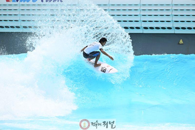 3일 거북섬 웨이브파크에서 열린 2026 WSL 시흥코리아 오픈 국제서핑대회 참가 선수들이 파도를 타며 치열한 승부를 펼치고 있다 (1).jpg