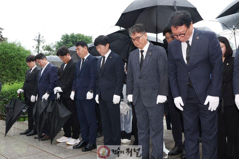 (사진1)인천시의회, 현충탑서 ‘시민만 바라보는 책임의정’ 다짐.jpg
