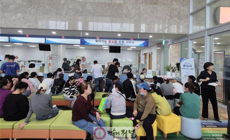 3.외국인계절근로자 출입국 민원서비스 운영 모습.jpg