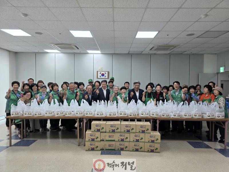 삽교읍 새마을지도자협의회 삼계탕 나눔 봉사 기념촬영.jpg
