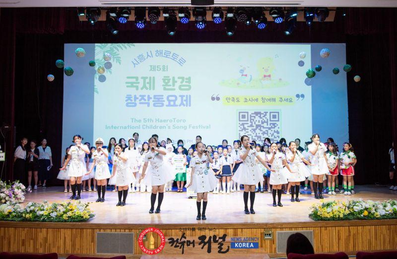 보도자료1-2 동요제 시상 후 참가자들이 기념촬영을 하고 있다.jpg