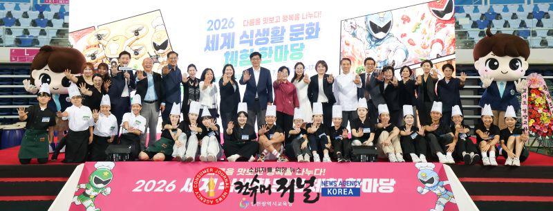 2-1. 도성훈 인천광역시교육감, ‘2026 세계 식생활 문화 체험 한마당’에서 학생 격려.jpg