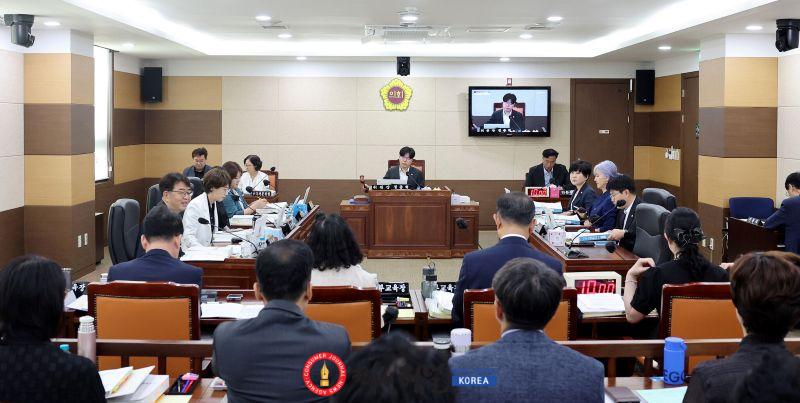 (사진)인천시의회 교육위, 5개 교육지원청 보고수준에 날선 비판…“전날 직속기관 보고에 이어 실망스러워”.jpg